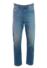 Jeans in denim blu con effetto sbiadito, chiusura con bottone e zip, tasche anteriori e posteriori, e un piccolo dettaglio di cucitura rossa vicino alla vita.