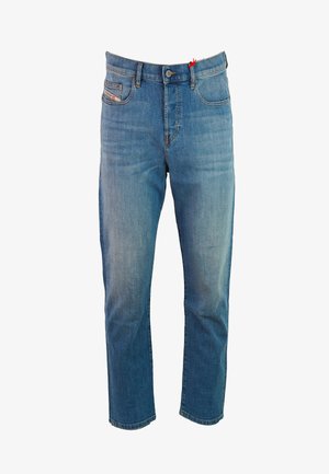 Blauwe spijkerbroek van denim met een vervaagde wassing, knoop- en ritssluiting, voor- en achterzakken, en een klein rood stiksel detail nabij de taille.