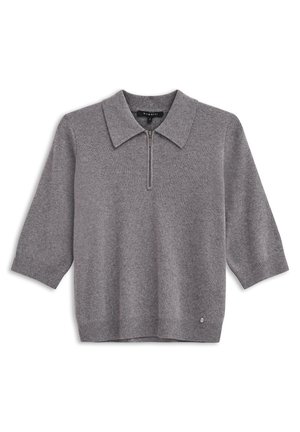 Grauer Strickpullover mit Polokragen, Halbreißverschluss vorne und Dreiviertelärmeln. Weiche Textur und Rippdetails am Saum und an den Ärmeln.