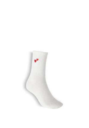 Weißer Sneakersocken mit geripptem Bündchen und zwei kleinen roten Herzen, die nahe am Knöchel gestickt sind.