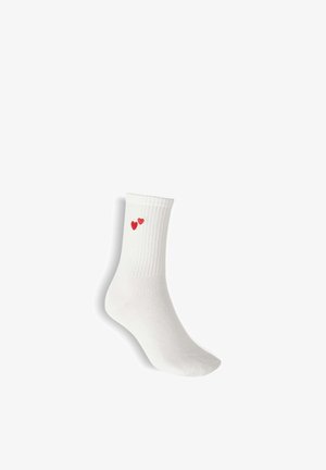 Weißer Sneakersocken mit geripptem Bündchen und zwei kleinen roten Herzen, die nahe am Knöchel gestickt sind.