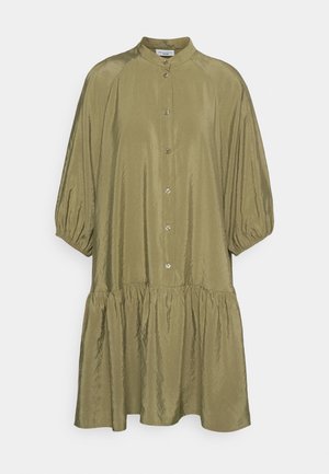 Robe ample vert olive boutonnée avec taille basse froncée et manches trois-quarts bouffantes sur fond blanc.