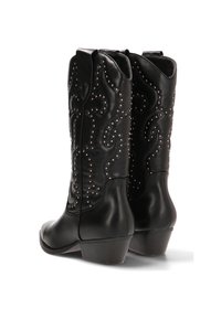 Botas de vaquero de cuero negro con costuras ornamentadas y tachuelas plateadas, que cuentan con un tacón bajo y tiradores para un fácil calzado.