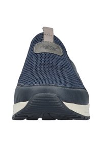 Chaussure slip-on en maille navy avec des côtés texturés, accents gris et une semelle blanche douce. Elle dispose d'une languette arrière pour un enfilage facile.