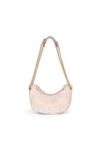 Beige U.S. Polo Assn. Handtasche mit geprägten Blumenmustern, goldenen Kettenriemen und Reißverschluss, vor einem weißen Hintergrund schwebend.