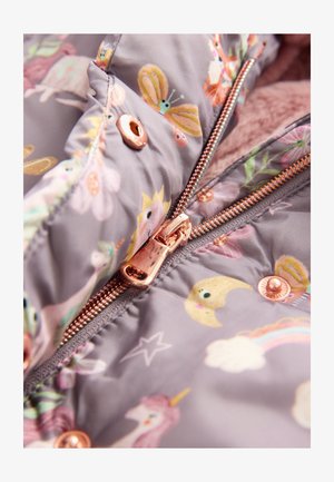 Jasnoszara pikowana kurtka z fantazyjnymi wzorami jednorożców, kwiatów i gwiazd. Zamek błyskawiczny i ozdoby w kolorze różowego złota. Miękka podszewka.