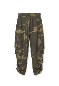 Pantaloni cargo mimetici con cintura elastica, tasche laterali, grandi tasche a pattina sulle cosce e cordini regolabili alle gambe.