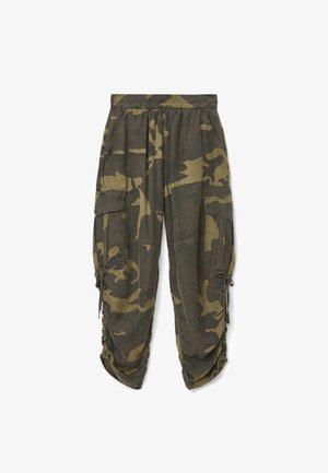 Tarnfarben Cargo-Hosen mit elastischem Bund, seitlichen Taschen, großen Klapptaschen an den Oberschenkeln und verstellbaren Zugbändern an den Hosenbeinen.