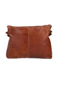 Borsa in pelle marrone con una texture morbida, forma rettangolare, chiusura con cerniera superiore e dettagli della tracolla laterale. Presenta una cucitura centrale per il design.