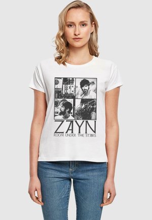T-shirt en coton blanc avec un design graphique noir comprenant quatre images en noir et blanc et le texte "ZAYN ROOM UNDER THE STAIRS" en gras.