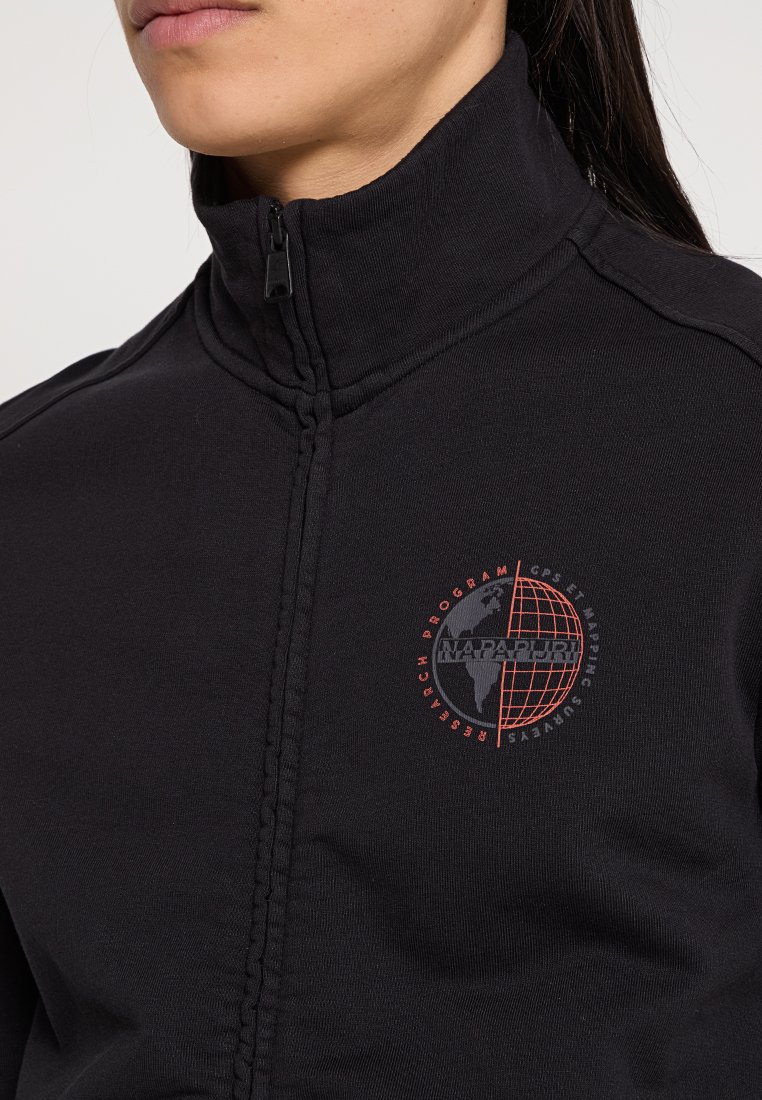 Schwarze Zip-Jacke mit hohem Kragen, mit einem rot-schwarzen Grafiklogo auf der Brust. Glatte Textur, taillierte Passform, mit genähten Details.