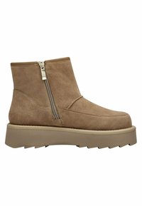 Botki w kolorze beżowym z zamszu, sięgające do kostki, z bocznym zamkiem błyskawicznym, grubą podeszwą z żłobionym bieżnikiem i subtelnymi detalami w postaci przeszyć.