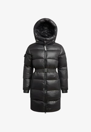 Fekete, hosszú puferegytö zo , kapucnival, elülső cipzárral, derékon övvel és párnázott részekkel, amelyek a hideg időjárásra lettek tervezve.
