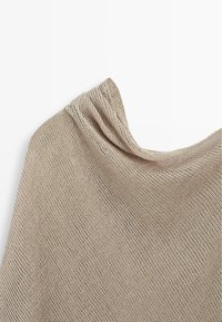 Beżowy dziergany top bez rękawów z wysokim, lekko marszczonym okrągłym dekoltem, prezentowany na białym tle.