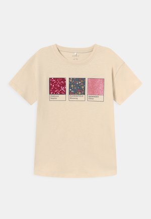 NKFLESAL BOXY - Camiseta estampada - whitecap gray