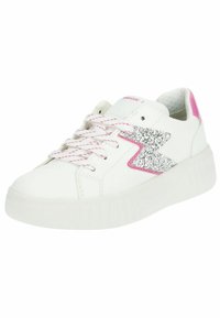 Zapatilla de cuero blanca con toques en rosa y un diseño zigzagueante plateado brillante. Cuenta con suela texturizada blanca y cordones rosas.