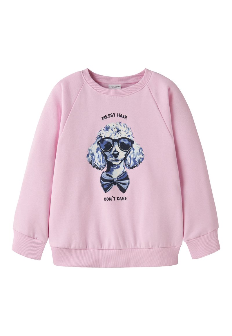 Sweat-shirt rose à col rond, avec un motif de chien portant des lunettes de soleil et un nœud papillon. Le texte au-dessus et en dessous dit "MESSY HAIR DON'T CARE."
