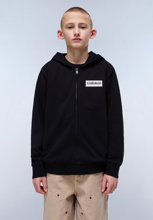 Felpa nera con zip realizzata in tessuto morbido, caratterizzata da un patch con logo sul petto e maniche lunghe con polsini a costine.
