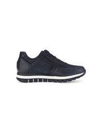 Sneaker in pelle nera e tessuto con una parte superiore liscia, dettagli testarati, suola intermedia bianca e suola in gomma flessibile. Vista laterale.