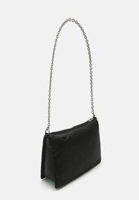 Borsa a spalla nera in ecopelle con forma rettangolare, tracolla a catena e apertura con zip. Texture liscia, design minimalista.