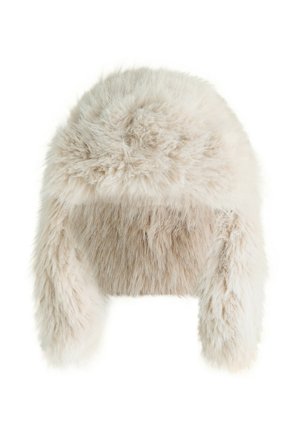 Faux fur trappershatt i krämfärg, med lång, fluffig textur och öronlappar. Rundad topp med mjuka kanter för värme och täckning.