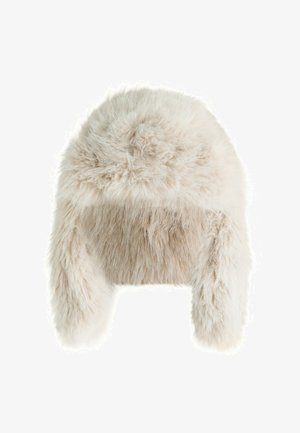 Umelé kožušinové klobúk s ušami v smotanovej farbe, s dlhou, nadýchanou textúrou a ušnými nášivkami. Zaoblený vrchol s mäkkými okrajmi pre teplo a ochranu.