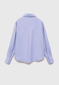 Modra in roza črtasta dolg rokav srajca s špicastim ovratnikom, ki ima gumbne manšete in ravno podaljšan hrbet.