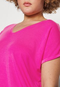 Vero Moda Curve VMAYA V-NECK NOOS CURVE - Navadna majica - pink yarrow
