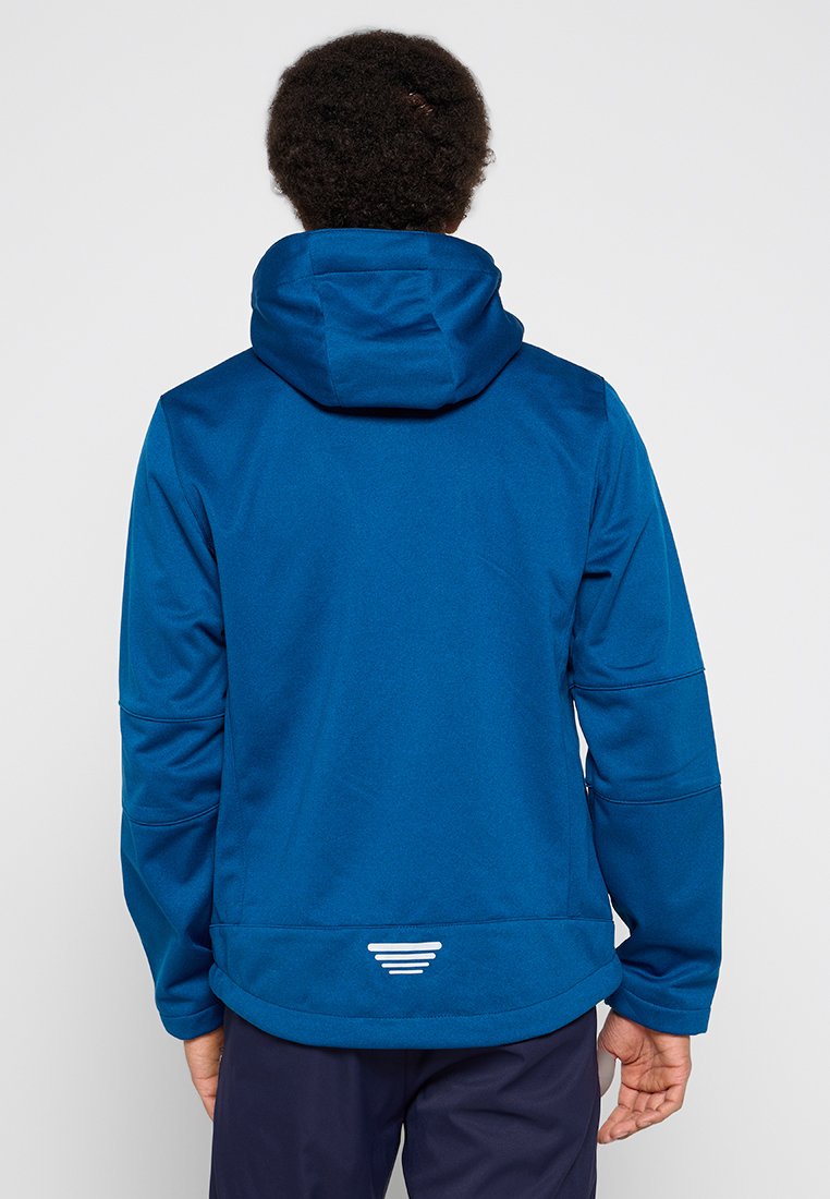 Chaqueta azul con capucha hecha de tela elástica. Presenta un dobladillo redondeado y franjas de acento horizontales en la parte trasera. Textura suave y diseño ajustado.