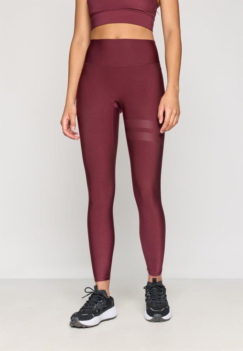 Bordowy zestaw odzieży sportowej składający się z dopasowanego topu i legginsów z wysokim stanem. Legginsy mają teksturowany detal w paski po boku.