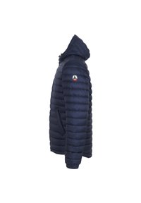 Giacca puffer imbottita blu navale, con cappuccio, tasche laterali con zip, polsini a costine e una toppa con logo sulla manica. Texture liscia.