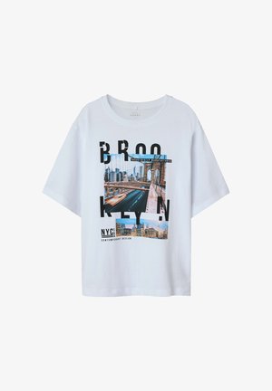 Wit T-shirt met korte mouwen met een grafisch ontwerp met afbeeldingen van Brooklyn en NYC, aangevuld met gedurfde zwarte tekst en een ontspannen pasvorm.
