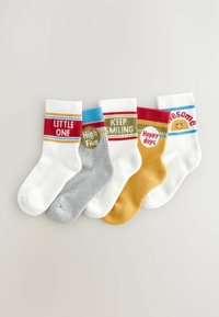 Pięć par kolorowych skarpetek z tekstem: czerwone z napisem "LITTLE ONE", szare z "High Five", zielone z "KEEP SMILING", żółte z "Happy days" oraz białe z "Awesome".