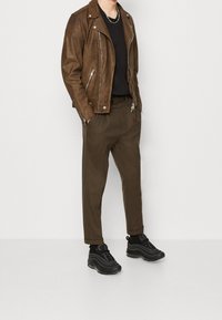 AllSaints Skinnjacka - brown