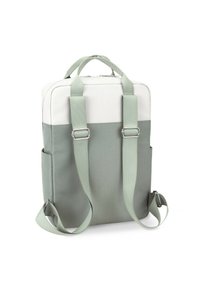 Mochila bicolor en verde suave y blanco, con correas ajustables, un exterior texturizado y bolsillos frontales para mayor almacenamiento.
