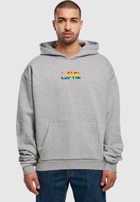 Felpa grigia con tasca a marsupio sul davanti, caratterizzata da una grafica "LOVE" multicolore. Realizzata in tessuto morbido, con una vestibilità comoda e cappuccio con coulisse.