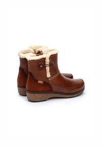 Botas de cuero marrón hasta la mitad de la pantorrilla con un suave forro de piel sintética crema, costuras decorativas, detalles de botón lateral y suela de goma texturizada.