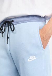 Nike Sportswear TECH FLEECE - Treniņtērpa apakšdaļas - light armoury blue/ashen slate white