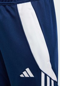 Marine sportshorts met een witte zijpaneel, voorzien van textuurstof en een geborduurd logo in het wit. Inclusief een pocketdetail.