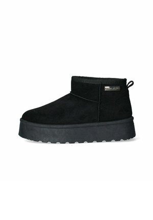 Stivale alla caviglia nero con tomaia in suede, punta rotonda, pannello laterale elastico e suola in gomma spessa. Presenta un piccolo logo decorativo sul lato.