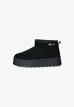 Stivale alla caviglia nero con tomaia in suede, punta rotonda, pannello laterale elastico e suola in gomma spessa. Presenta un piccolo logo decorativo sul lato.