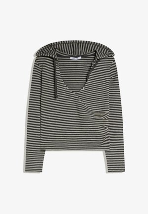 Siva in črna pulover s kapuco z dolgimi rokavi, ki ima vodoravne črte, spredaj z zapenjanjem na pritisne gumbe in z zategovalnim trakom na kapuci.