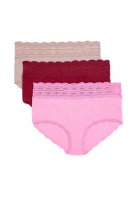 Drie paar stoffen onderbroeken met een gegolfde kant tailleband in lichtroze, bordeauxrood en taupe kleuren met een gladde textuur.