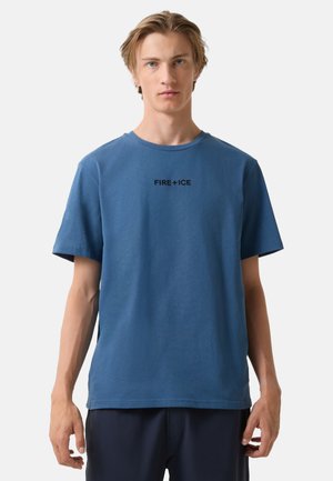 Modré bavlněné tričko s krátkým rukávem, kulatým výstřihem a černým logem "FIRE + ICE" umístěným na hrudi. Jednoduchý, casual design.