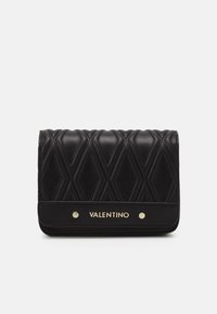 Portafoglio in pelle nera trapuntata con motivo a diamante, hardware dorato e branding "VALENTINO" sul fronte. Forma rettangolare compatta.