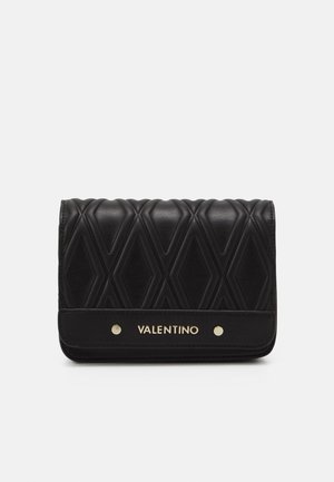 Černá prošívaná kožená peněženka s diamantovým vzorem, zlatými detaily a brandingem "VALENTINO" na přední straně. Kompaktní obdélníkový tvar.