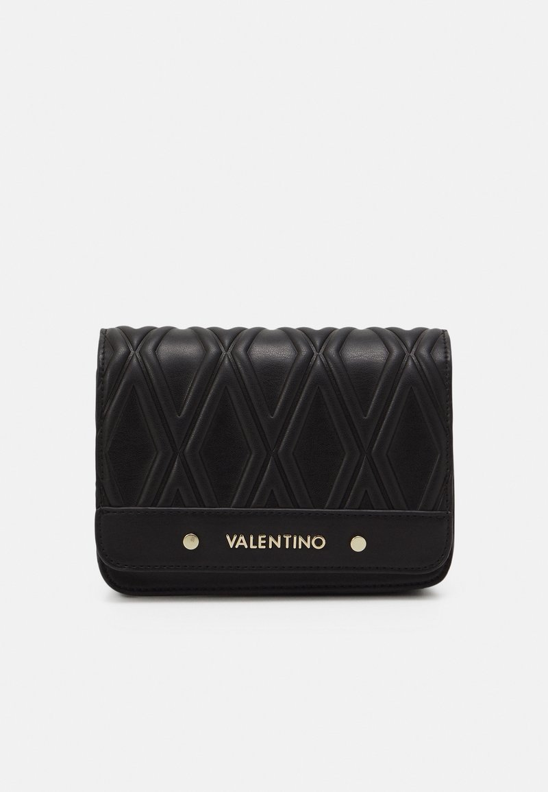 Portafoglio in pelle nera trapuntata con motivo a diamante, hardware dorato e branding "VALENTINO" sul fronte. Forma rettangolare compatta.