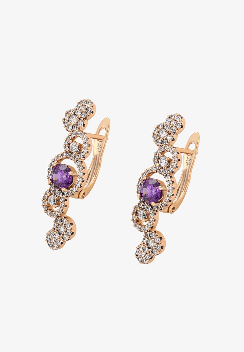 Orecchini in tonalità oro con design circolari, impreziositi da gemme viola e trasparenti. Metallo texturizzato con accenti scintillanti.