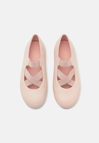 Ballet shoes rosa chiaro in pelle liscia con design a fascia incrociata, sottopiedi imbottiti e punte arrotondate per un aspetto elegante.