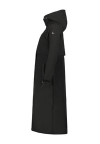Cappotto lungo nero con cappuccio, realizzato in tessuto morbido. Presenta una chiusura a scatto, tasche laterali e polsini regolabili, con un design minimalista.